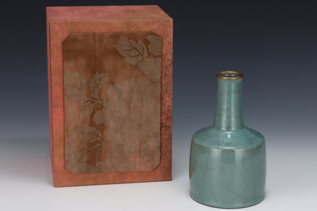 An Exquisite Guan yao Cover with Gold Vase,With an Imperial Poem by Emperor Qianlong: An Exquisite Guan yao Cover with Gold Vase,With an Imperial Poem by Emperor Qianlong,Song Dynasty, China,Size:8.1inx5in 官窑金口瓶,带乾隆御题