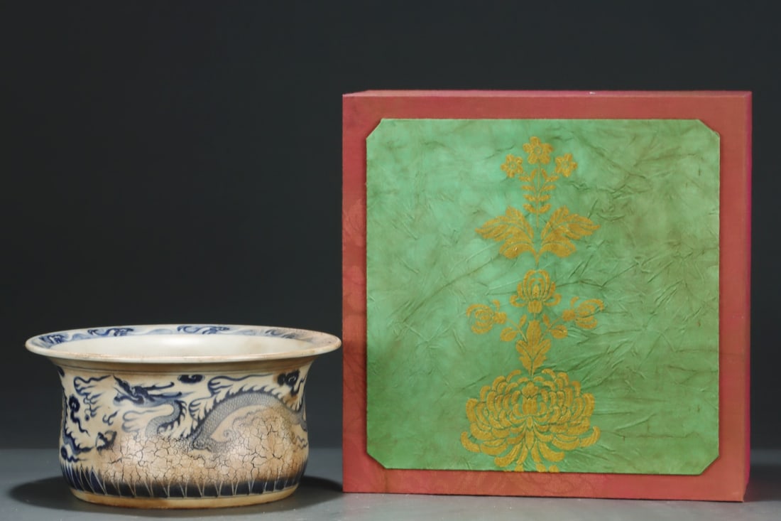 An Exquisite Blue and White Auspicious Cloud and Dragon Pattern Basin: An Exquisite Blue and White Auspicious Cloud and Dragon Pattern Basin,Qing Dynasty, China,Size:5.1inx10.4in 青花祥云龙纹盆,中国清代