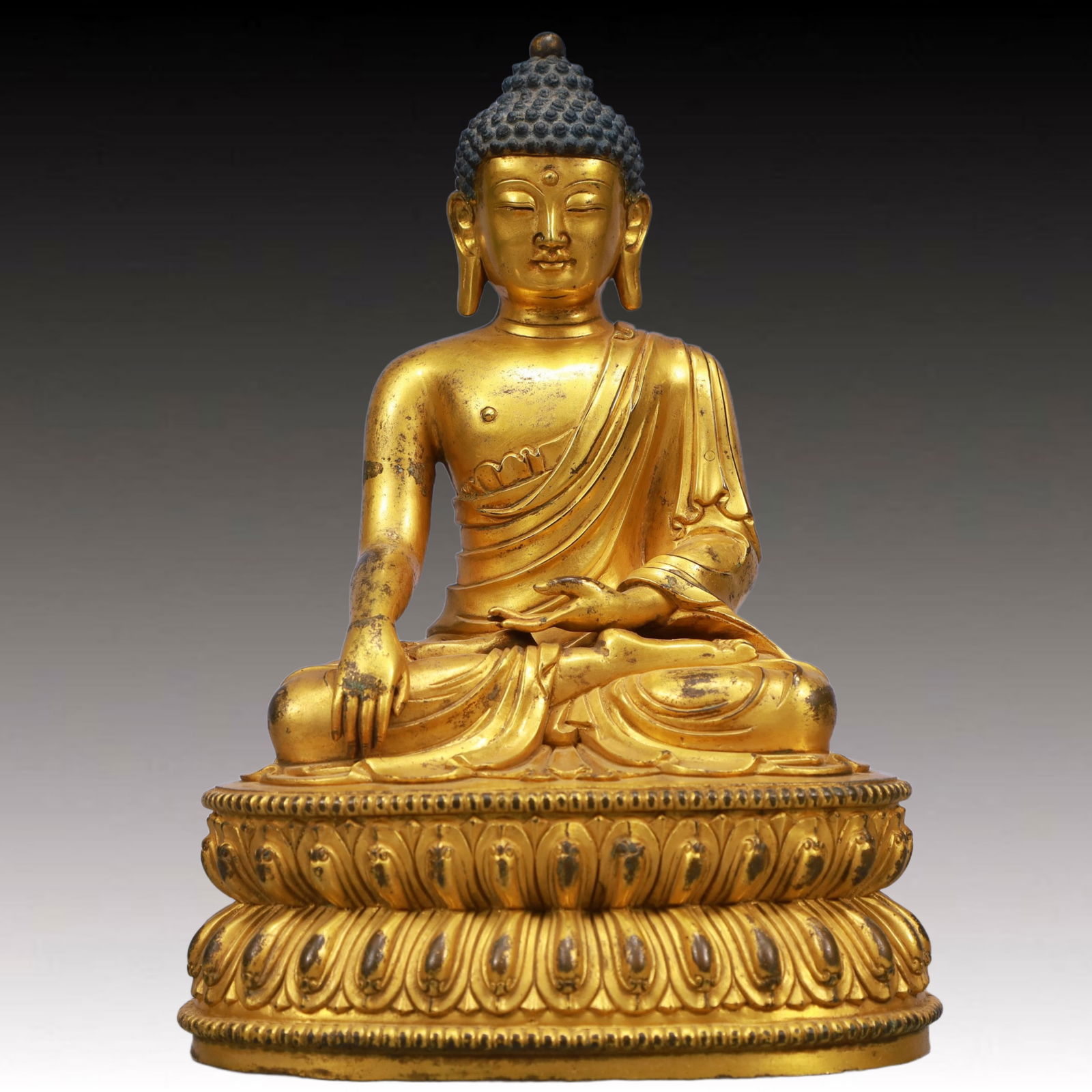 A Solemn Gilt Bronze Statue of Sakyamuni: A Solemn Gilt Bronze Statue of Sakyamuni,Qing Dynasty, China,Size:6.7inx4.9inx9.8in,Weight:3850g 铜鎏金如来像,中国清代