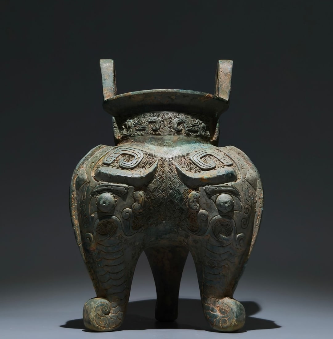 An Archaic Bronze Beast-Face Pattern Double-Ears and Tripod Food Vessel: An Archaic Bronze Beast-Face Pattern Double-Ears and Tripod Food Vessel,W.Zhou , China,Size:11.8inx8.3in 青铜兽面纹双耳三足食器,ߑ