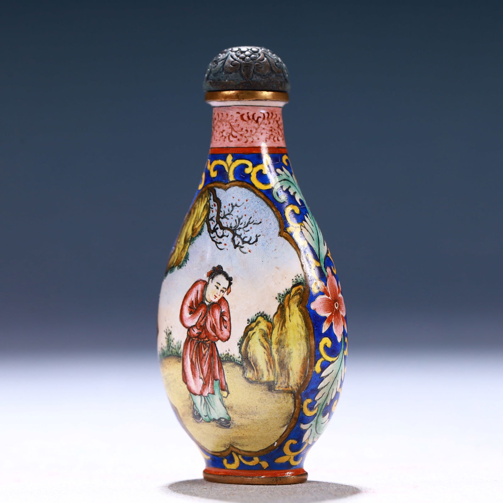 An Exquisite Painted Enamel Figure Pattern Snuff Bottle - 2