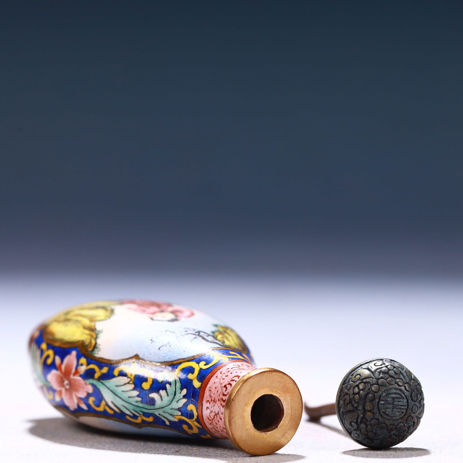 An Exquisite Painted Enamel Figure Pattern Snuff Bottle - 6