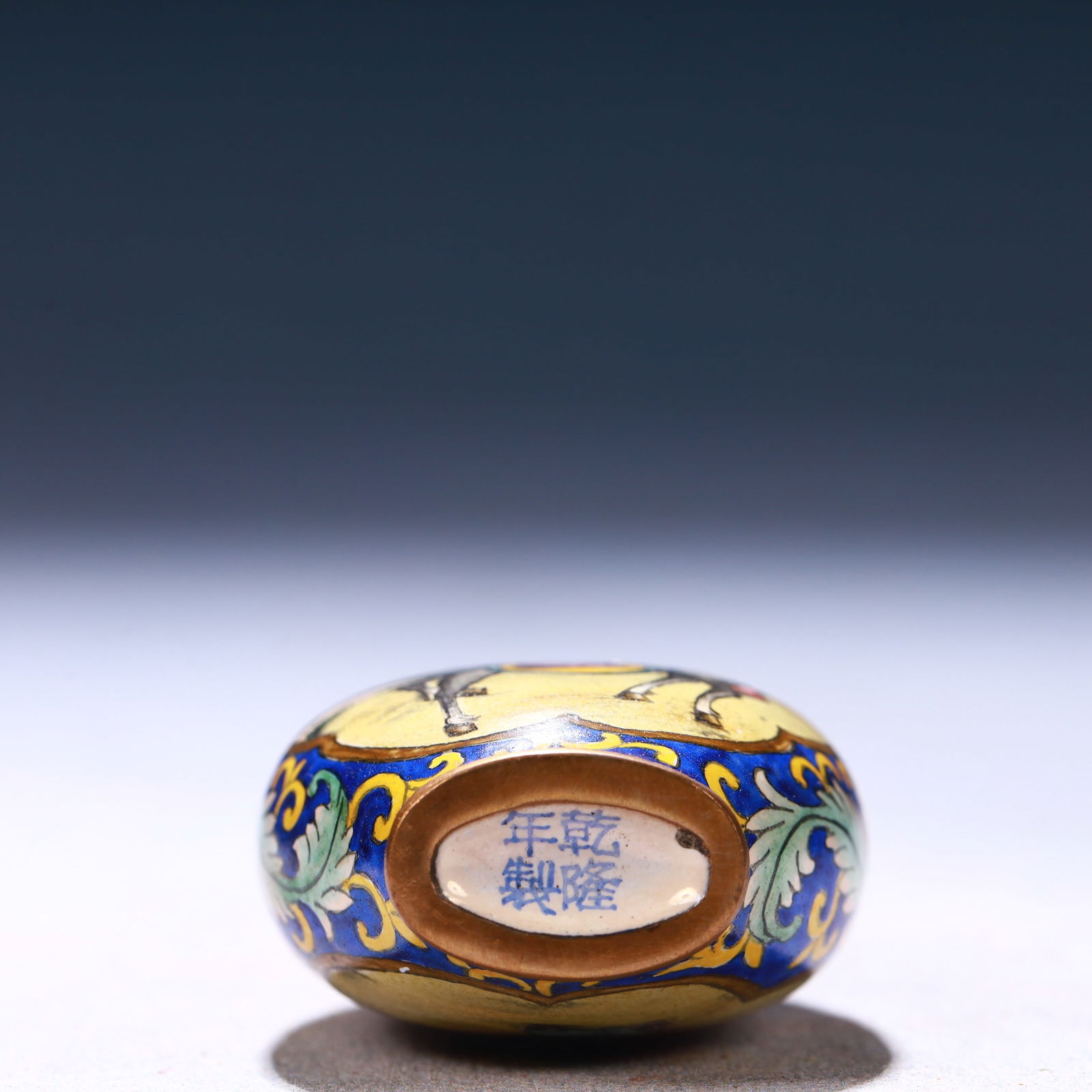 An Exquisite Painted Enamel Figure Pattern Snuff Bottle - 7
