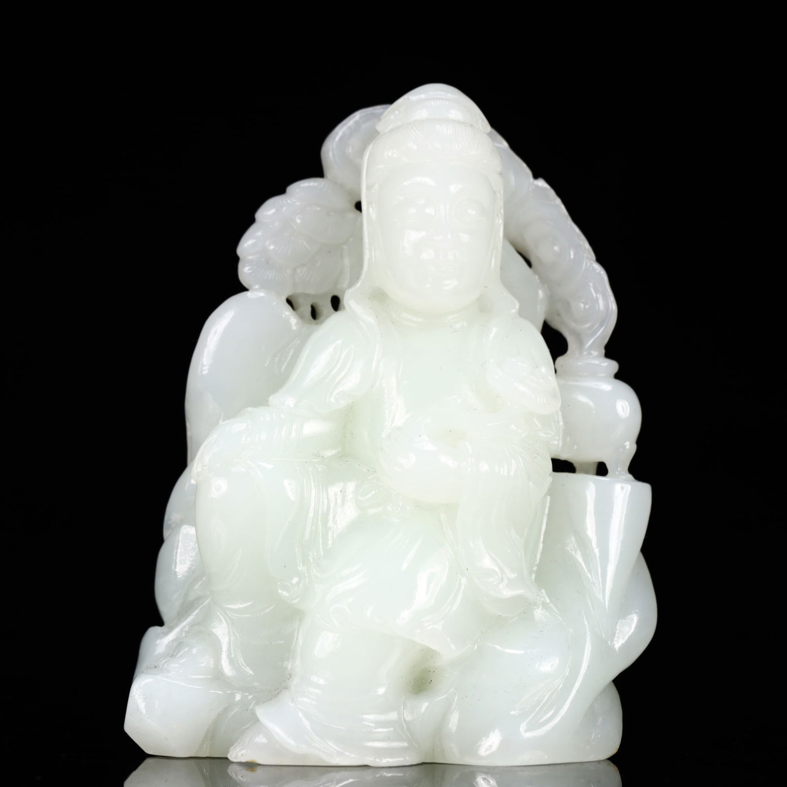 An Exquisite White Jade Statue of Avalokitesvara: An Exquisite White Jade Statue of Avalokitesvara,Qing Dynasty, China,Size:2.8inx1.4inx3.3in,Weight:221g 白玉观音像,中国清代