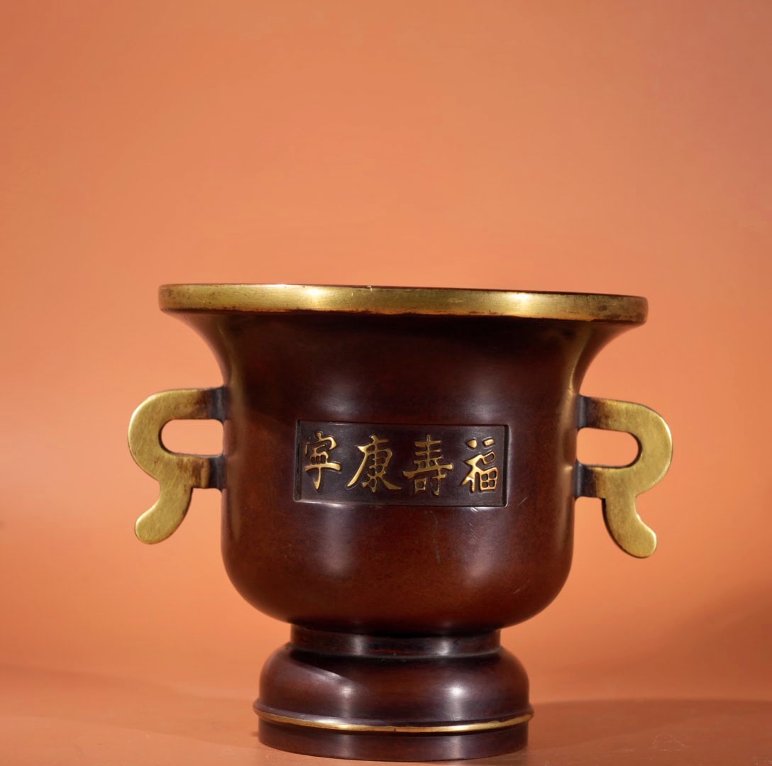 An Exquisite Gilt Bronze Double-Ears Censer: An Exquisite Gilt Bronze Double-Ears Censer,Qing Dynasty, China,With Mark,Size:4.3inx4.6in,Weight:1530g 铜鎏金双耳香炉,中国清代,४
