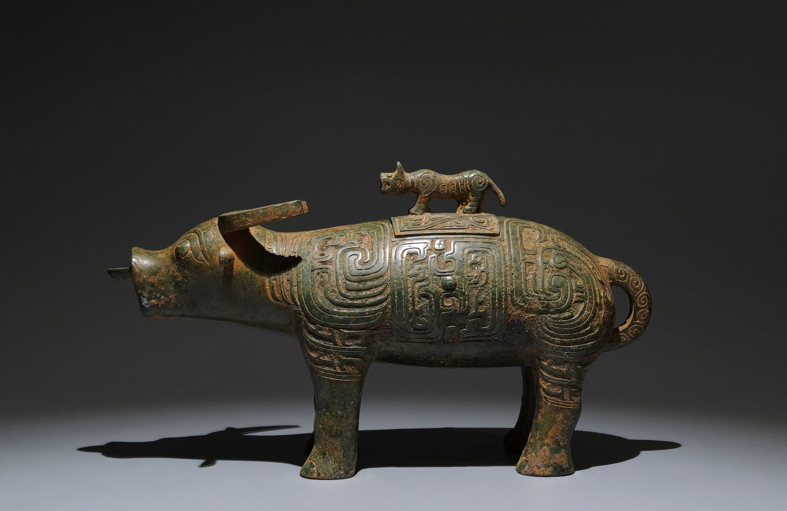 An Archaic Bronze Beast-Shaped Food vessel,With Inscription (1 of 9)