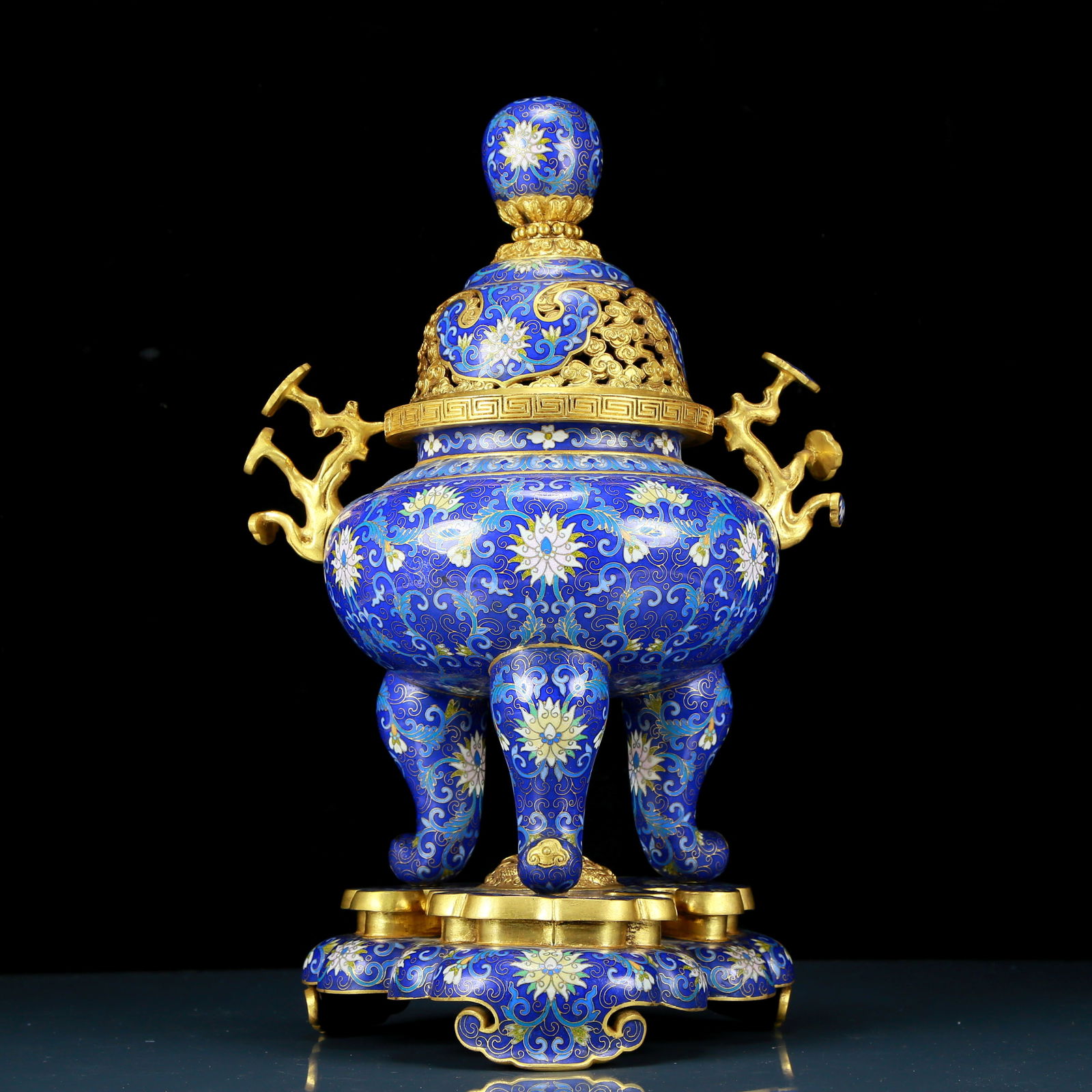 An exquisite cloisonné tangled lotus pattern two-eared tripod censer with lid: An exquisite cloisonné double-eared tripod censer with a lid and a lotus pattern. The application of filigree technology makes the decoration of this collection more detailed and three-dimensiona