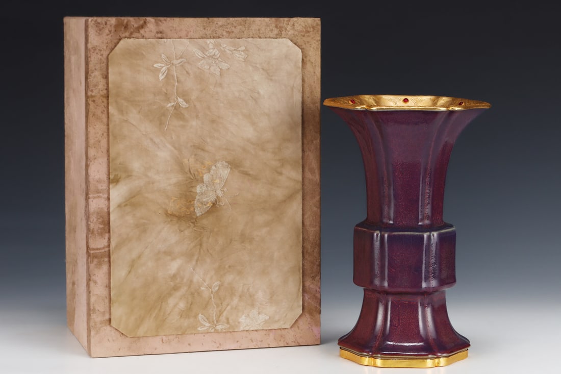 An Exquisite Jun yao Gilding Vase,Inlaid Gems: An Exquisite Jun yao Gilding Vase,Inlaid Gems,Song Dynasty, China,With Mark,Size:10.3inx6.6in 