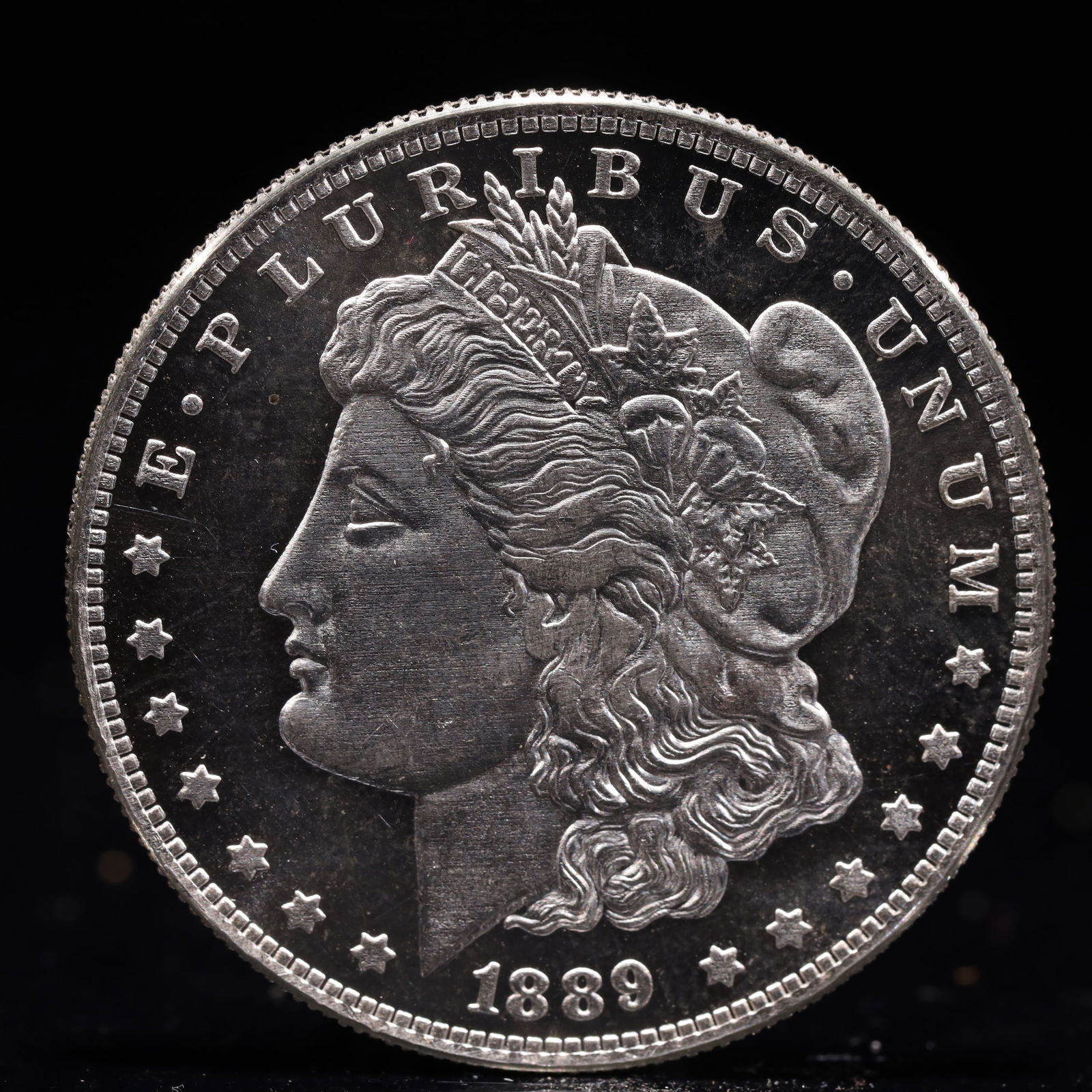 USA Morgan Dollar 1889 Coin: Obv: profile bust with date below and E PLURIBUS UNUM legend and stars around. Rev: eagle with In God we trust above within wreath with UNITED STATES OF AMERICA ONE DOLLAR legend. IN GOD WE TRUST / LI