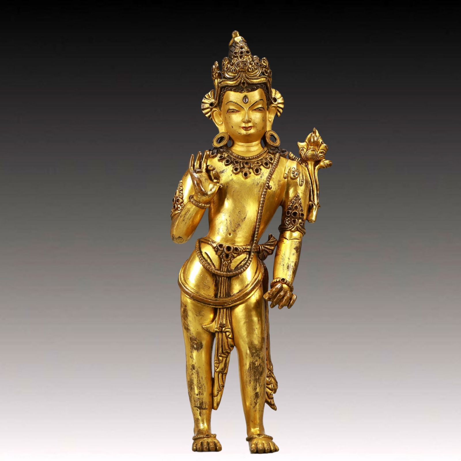 A Solemn Gilt Bronze Statue of Avalokitesvara: A Solemn Gilt Bronze Statue of Avalokitesvara,Ming Dynasty, China,Size:7.9inx3.1inx21.1in,Weight:8550g 铜鎏金观音像,中国明代