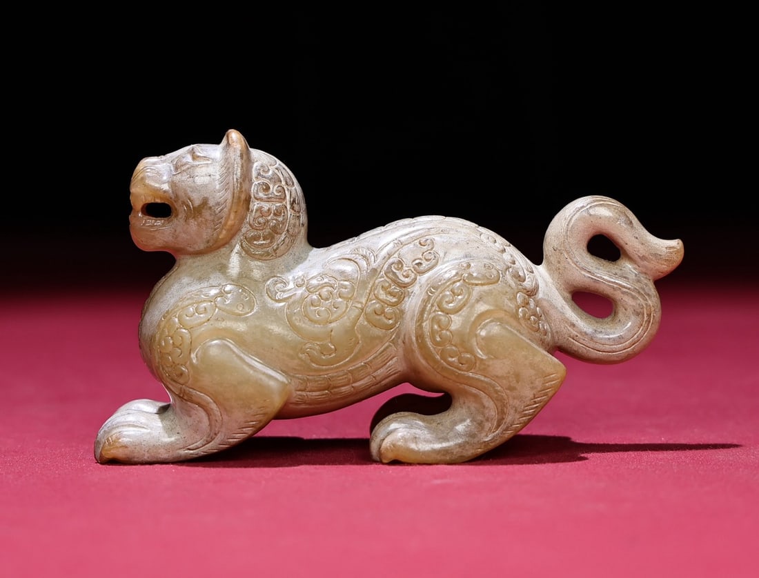 An Exquisite White Jade Tiger Hand Piece: An Exquisite White Jade Tiger Hand Piece,Qing Dynasty,China,Size:102mmx53mmx36mm,Weight:172g 白玉老虎手把件,中国清代