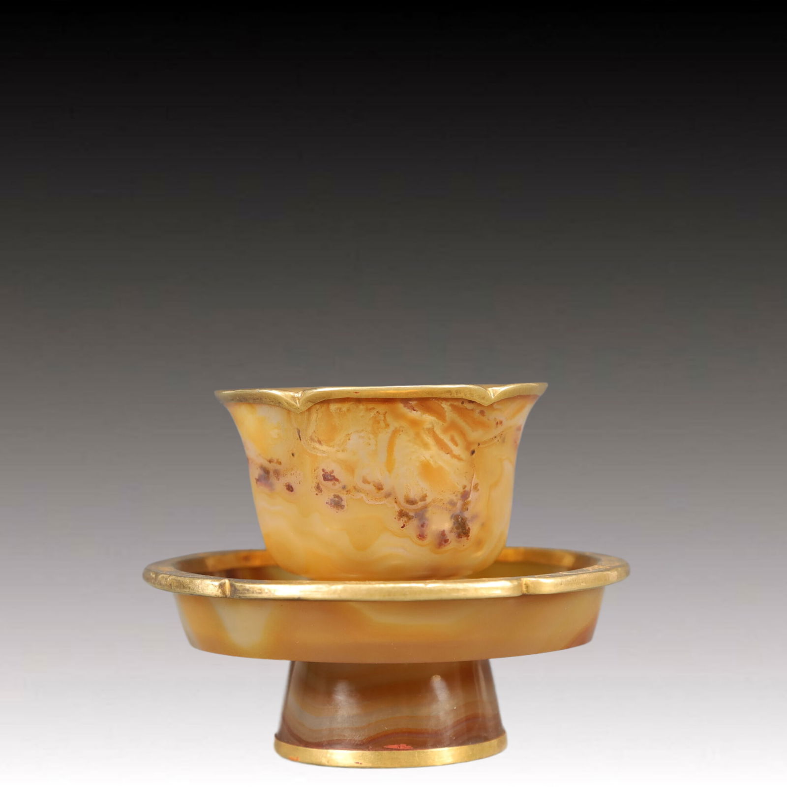 An Exquisite Agate Cover with Gold Cup: An Exquisite Agate Cover with Gold Cup,Qing Dynasty, China,Size:4.1inx3.3in,Weight:250g 玛瑙包金杯，中国清代