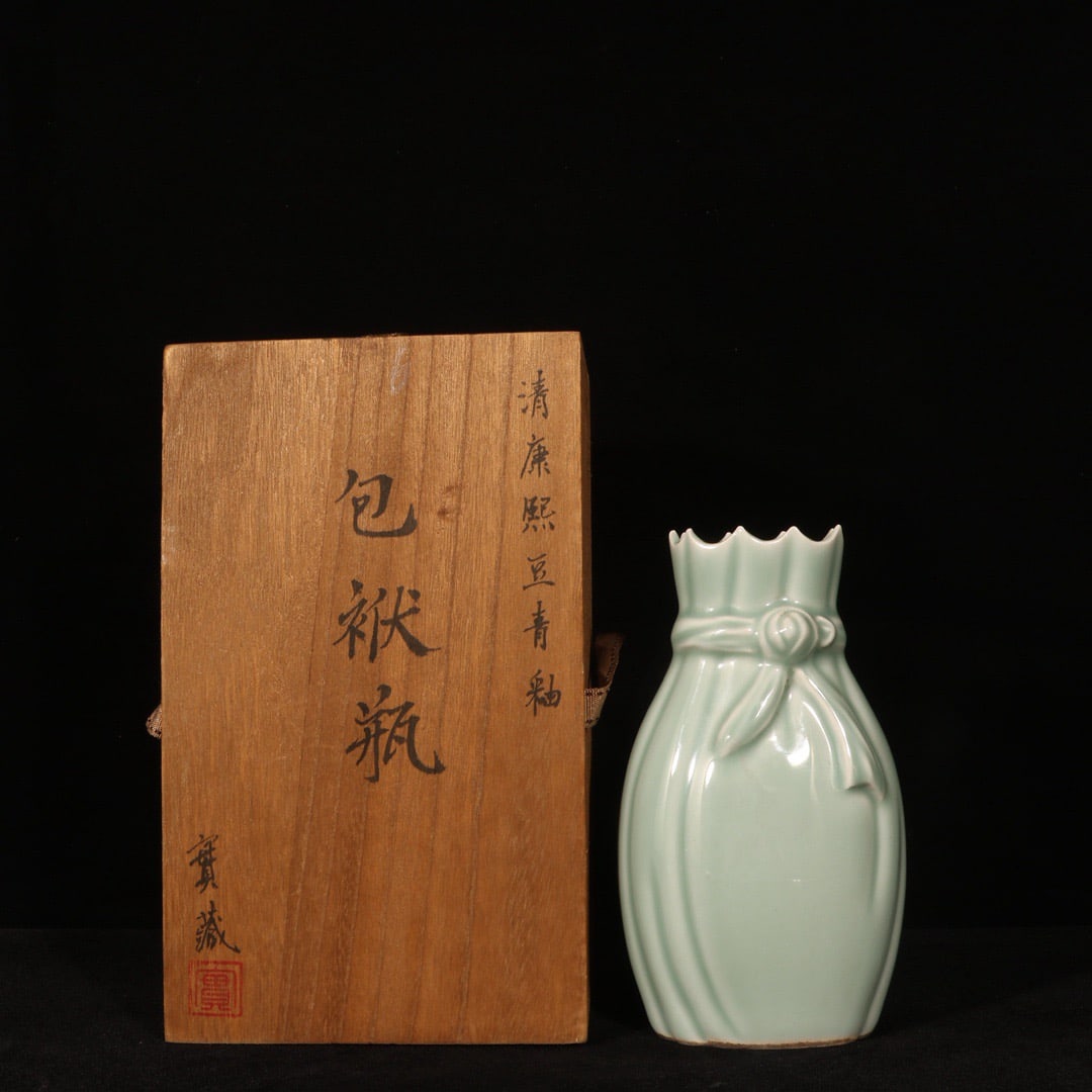An Exquisite Celadon Glazed Vase: An Exquisite Celadon Glazed Vase,Qing Dynasty, China,Kangxi Six-character Mark,Size:7.1inx3.9in 青釉瓶,中国清代,康熙六字款