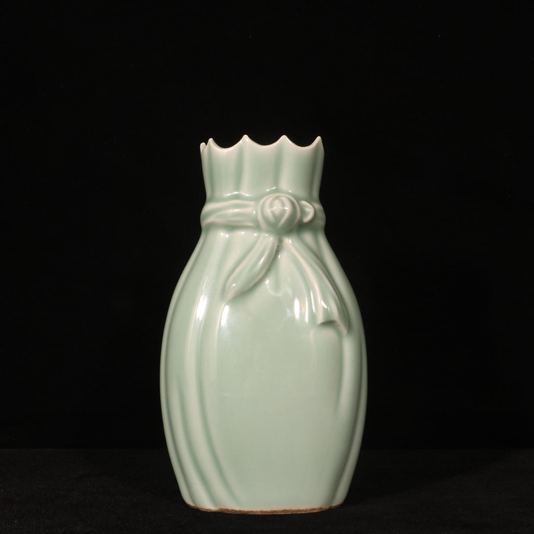 An Exquisite Celadon Glazed Vase - 2