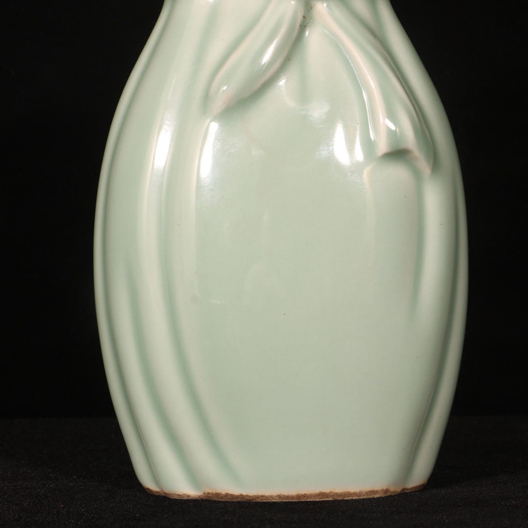 An Exquisite Celadon Glazed Vase - 4