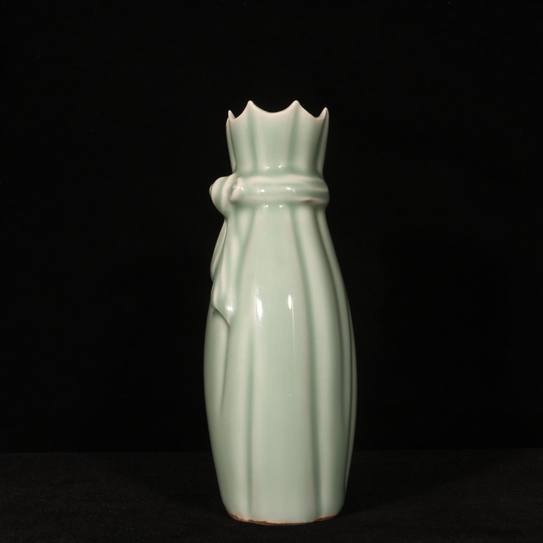 An Exquisite Celadon Glazed Vase - 5