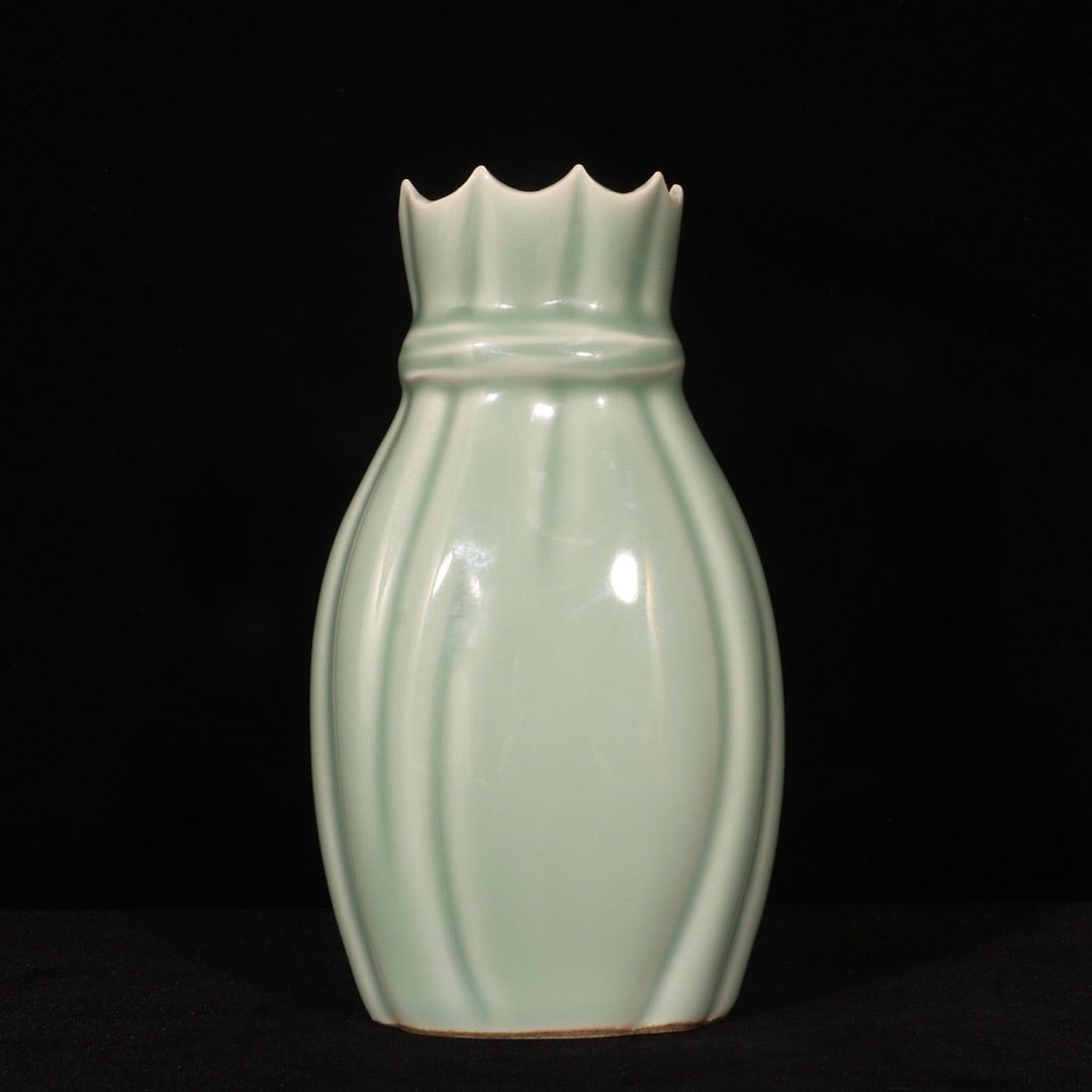 An Exquisite Celadon Glazed Vase - 6