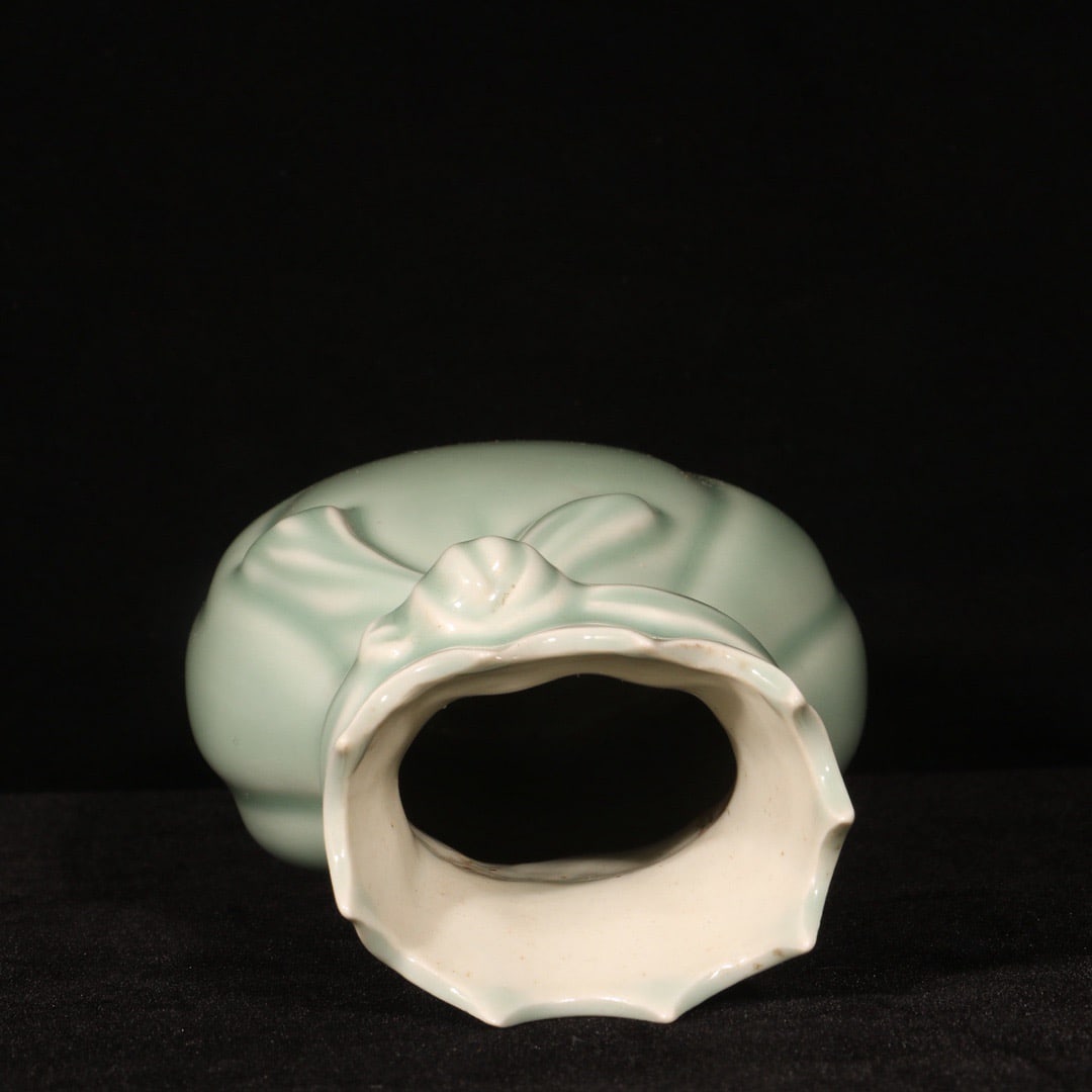 An Exquisite Celadon Glazed Vase - 8