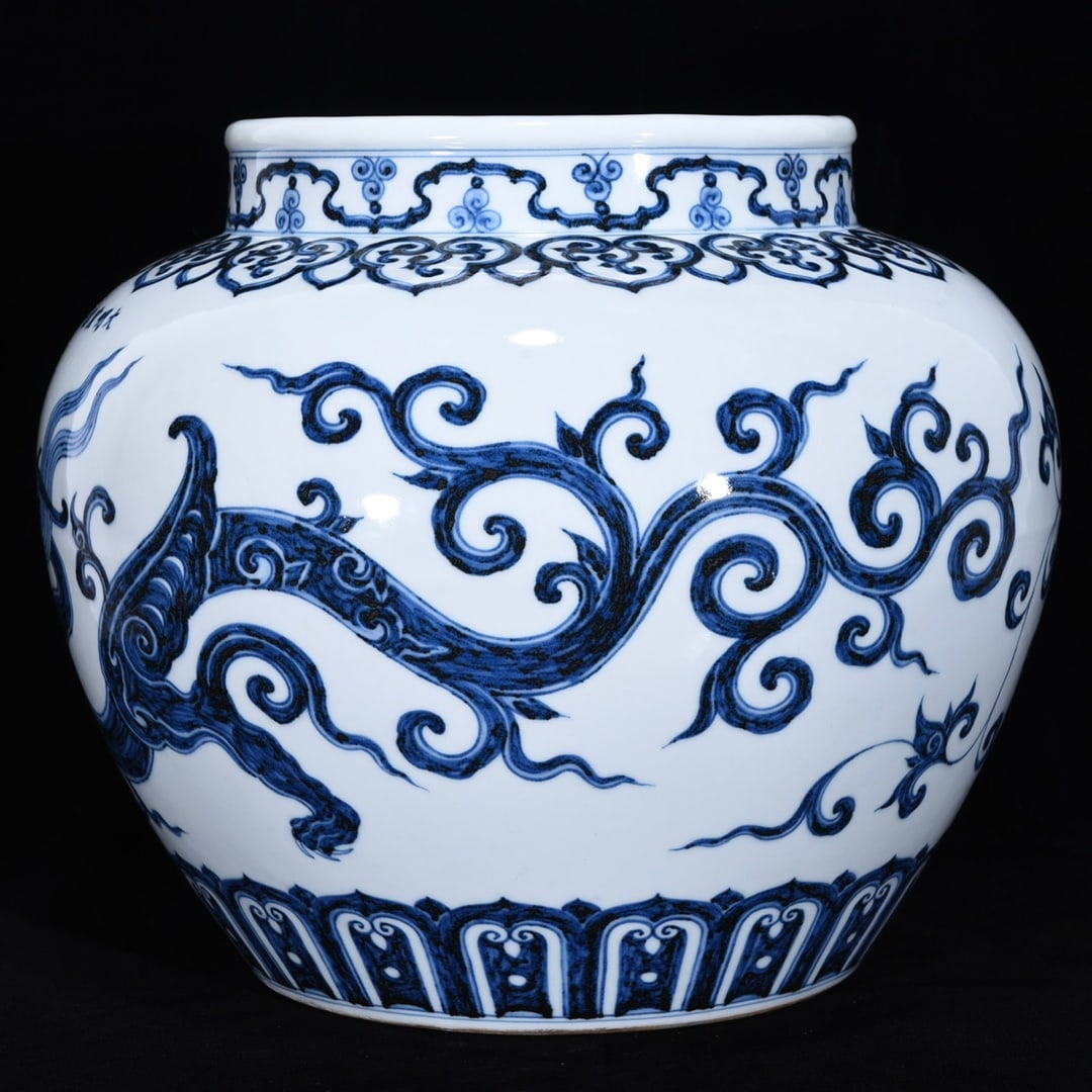 A Rare Blue and White Dragon Pattern Jar - 2