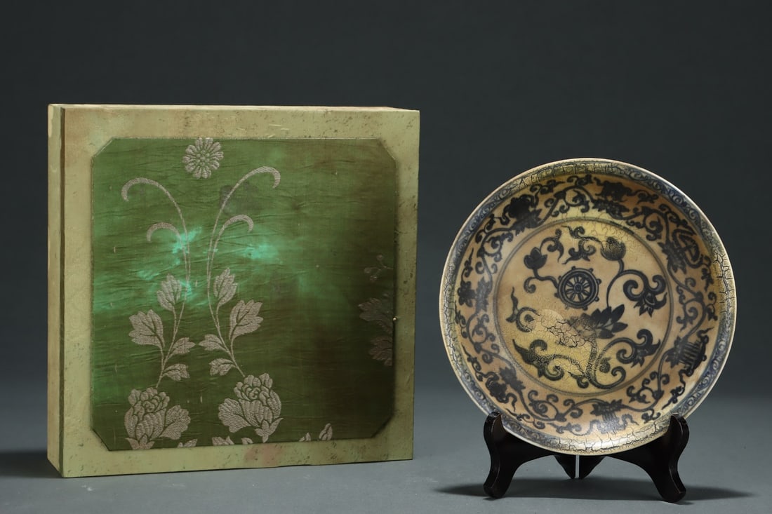 An Exquisite Blue and White Lotus Pattern Plate: An Exquisite Blue and White Lotus Pattern Plate,Ming Dynasty, China,Xuande Six-character Mark,Size:1.9inx8.3in 青花缠枝莲纹盘,中国明代