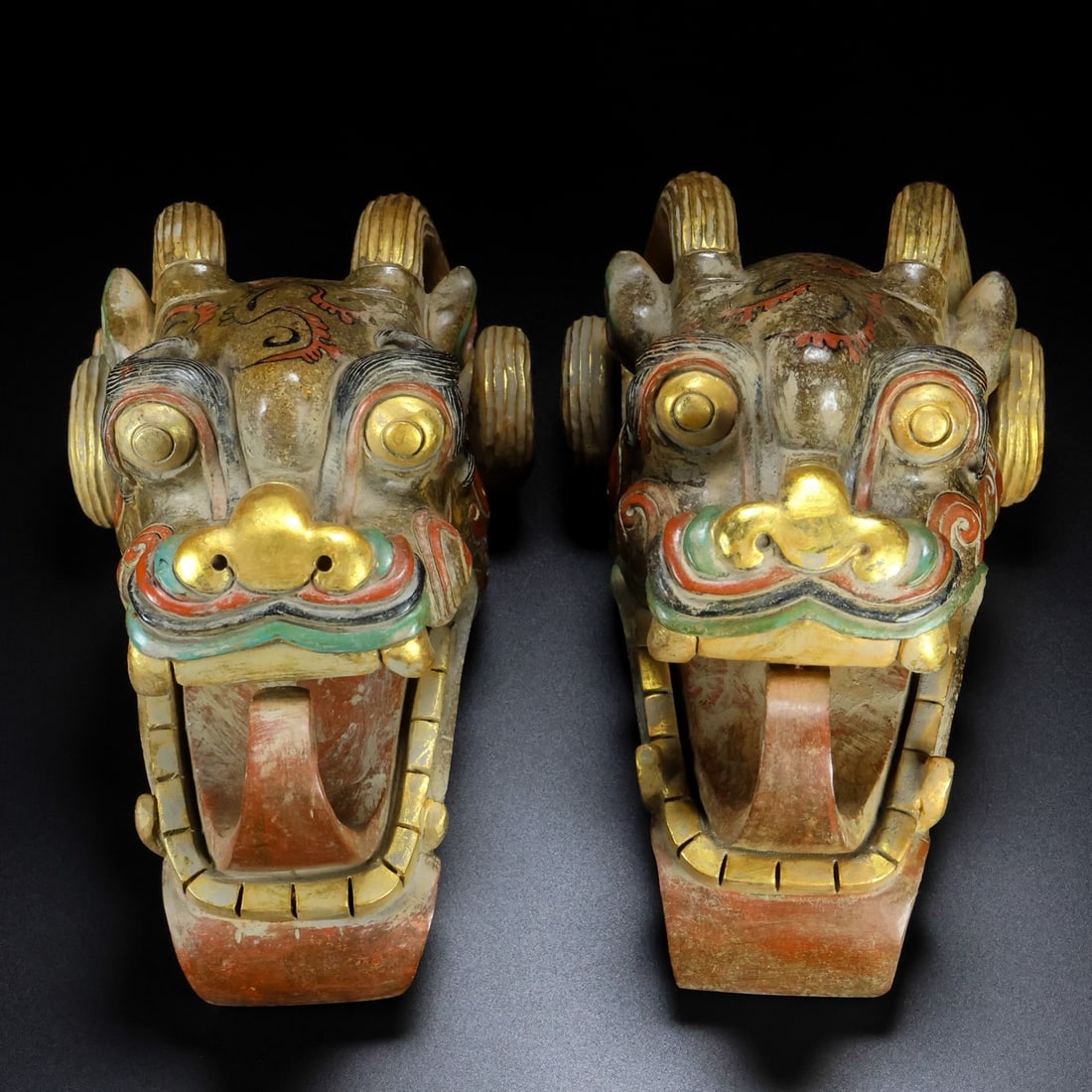 A Pair of Exquisite White Jade Painted Color Inlaid Gold Dragon-head Ornaments: A Pair of Exquisite White Jade Painted Color Inlaid Gold Dragon-head Ornaments,Qing Dynasty,China,Size:8.3inx5.1inx4.7in,Total Weight:5037g 一对白玉彩绘错%