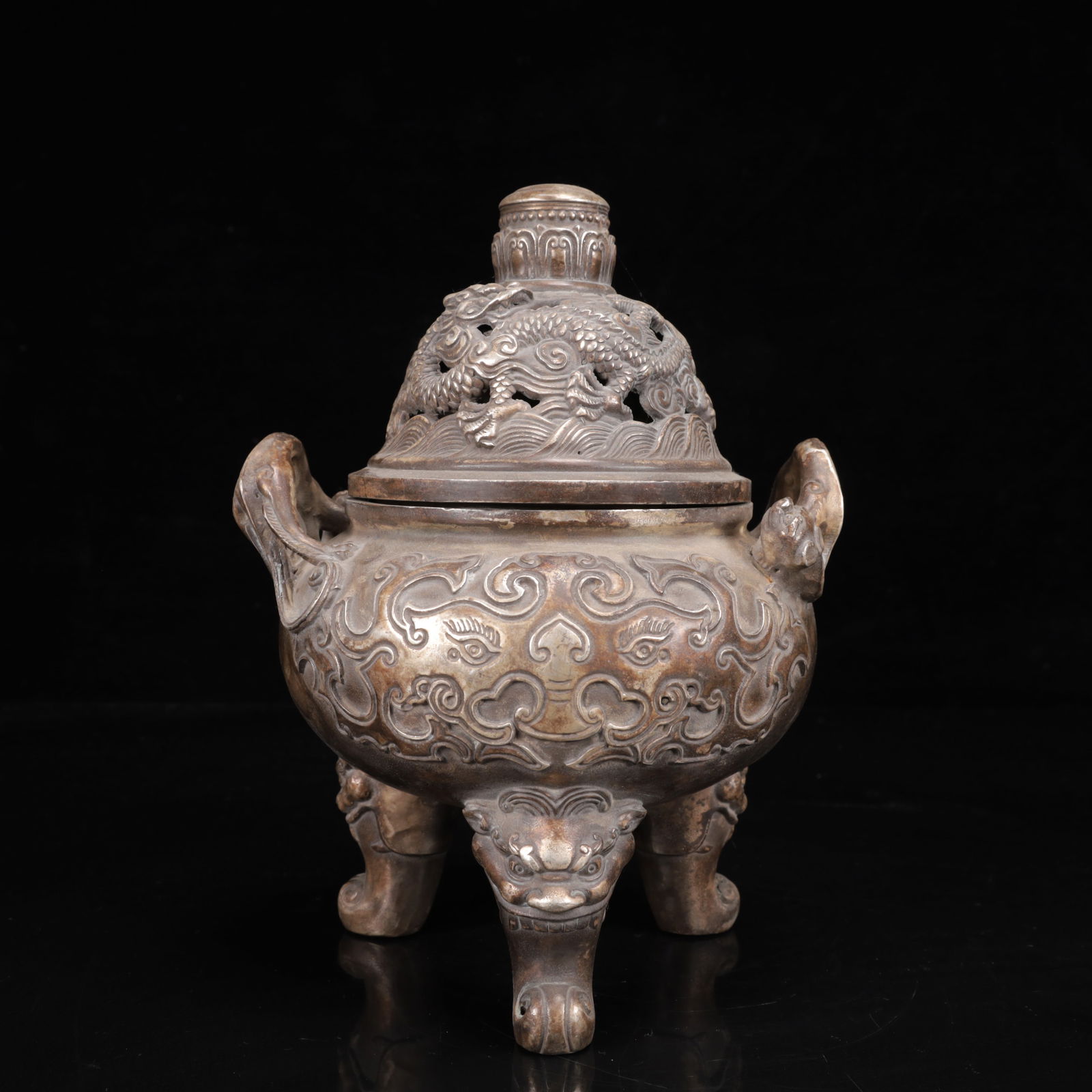 An Exquisite Silver Dragon Pattern Double-Ears and Beast Legs Censer: An Exquisite Silver Dragon Pattern Double-Ears and Beast Legs Censer,Qing Dynasty,China,Qianlong Four-Character Mark,Size:6.7inx9.4in,Weight:1800g 银龙纹双耳兽Ū