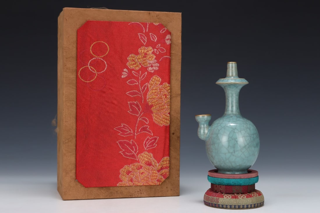 An Exquisite Ru yao Cover with Gold Pot: An Exquisite Ru yao Cover with Gold Pot,Song Dynasty, China,Royal Court Mark,Size:6.2inx3.5in 汝窑金口壶,中国宋代,宫廷款