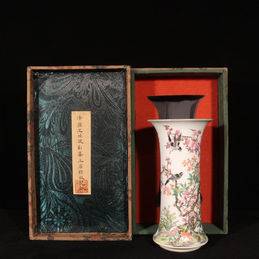 An Exquisite Enamel Flower and Bird Pattern Vase,With Poem (1 of 9)