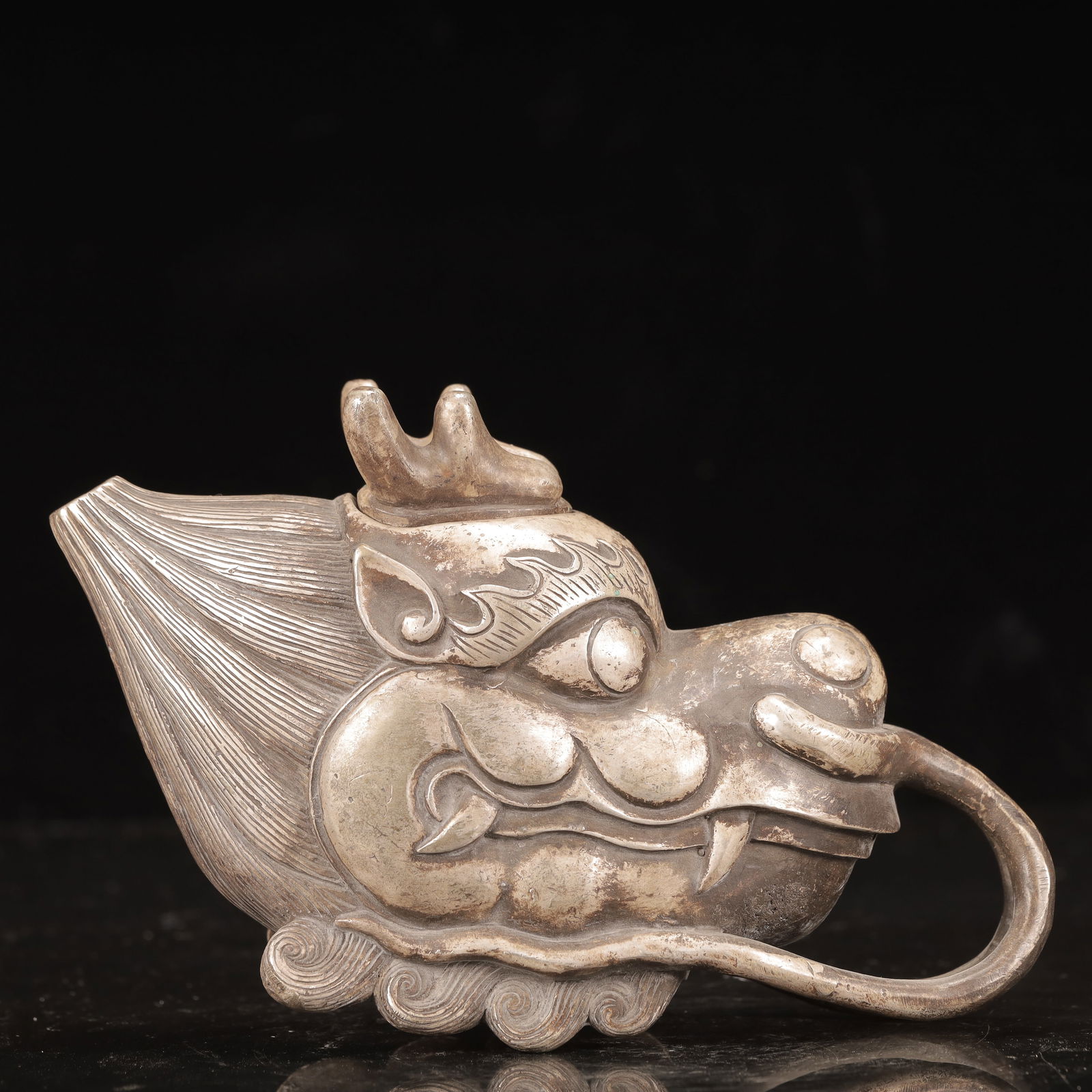 An Exquisite Silver Dragon Pattern Ewer: An Exquisite Silver Dragon Pattern Ewer,Qing Dynasty, China,Size:7.1inx2.4inx4.7in,Weight:700g 银龙纹执壶,中国清代