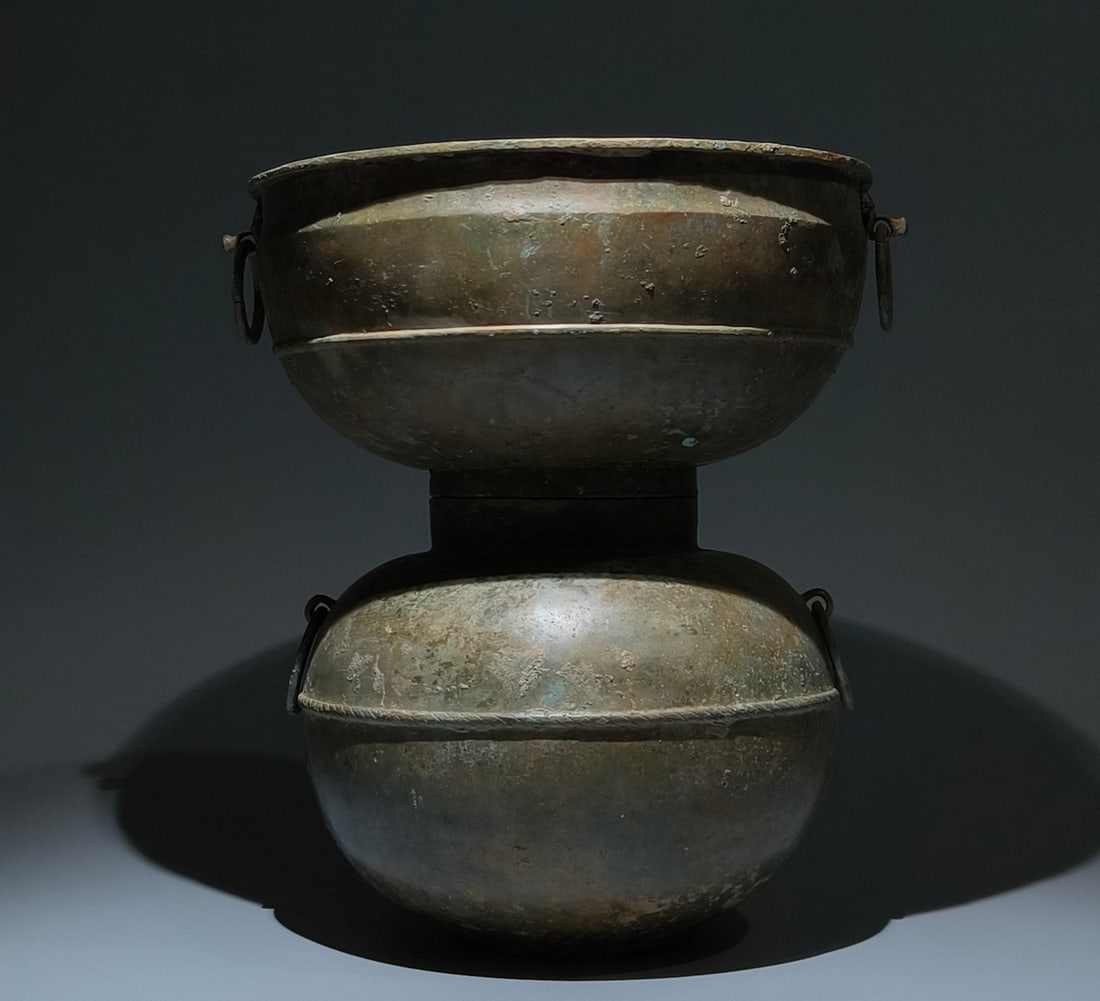 An Archaic Bronze Food Vessel (1 of 9)