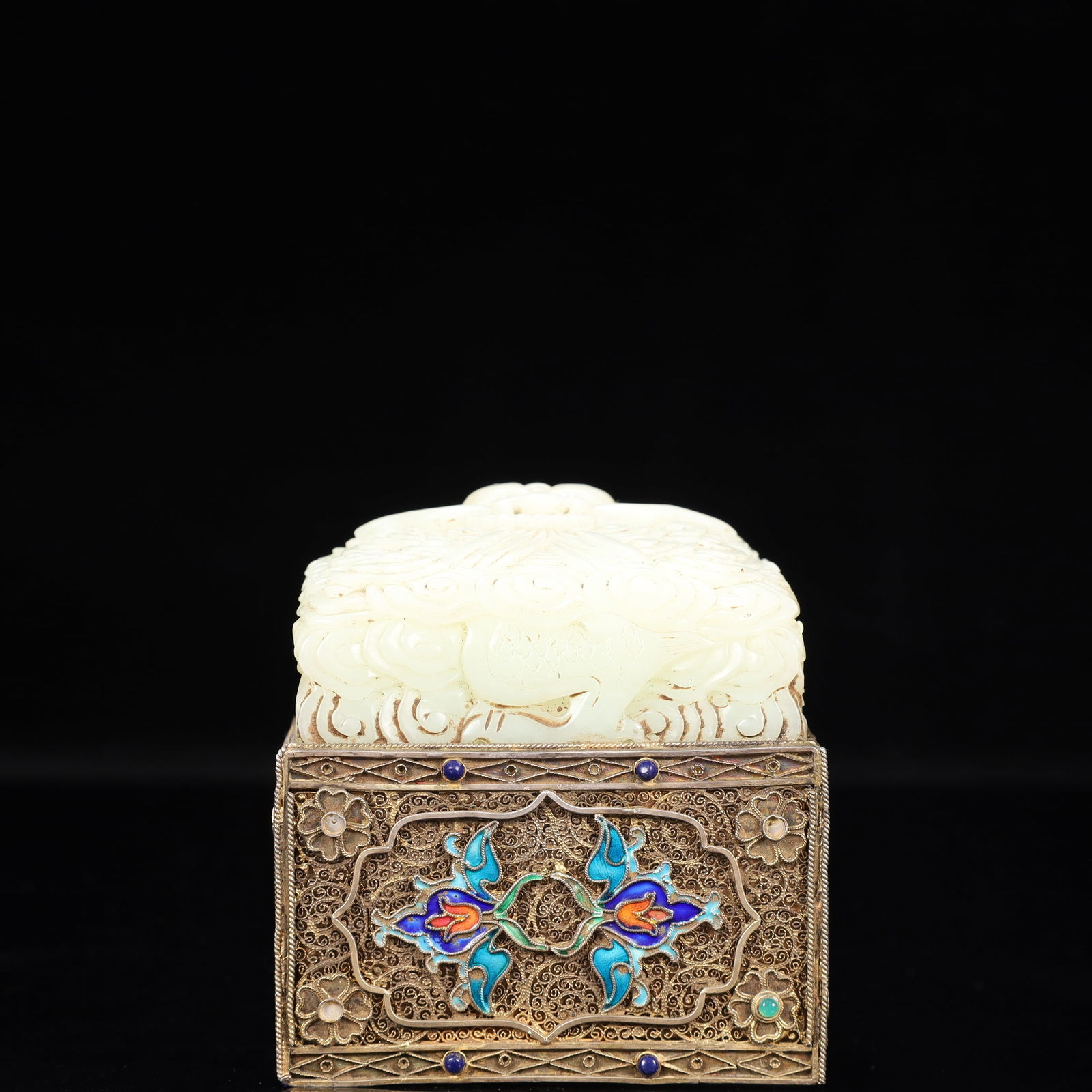 An Exquisite Flower silk gold-plated Inlaid White Jade Auspicious Cloud and Dragon Pattern: An Exquisite Flower silk gold-plated Inlaid White Jade Auspicious Cloud and Dragon Pattern Seal,Inlaid Gems,Qing Dynasty, China,Size:3.1inx3.3inx3.5in,Weight:1650g 