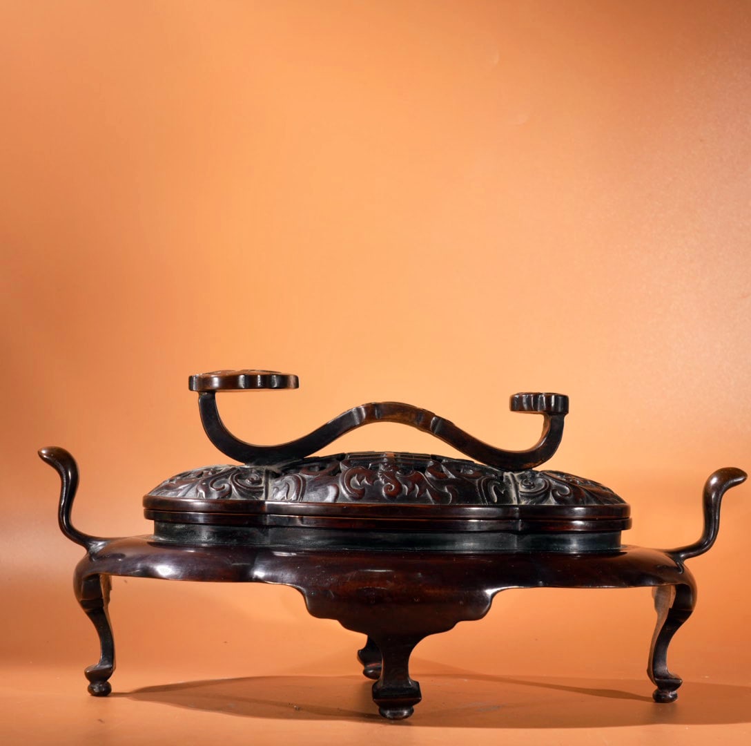 An Exquisite Bronze Bats Pattern Double-Ears Four Legs Censer,With Ruyi Cover: An Exquisite Bronze Bats Pattern Double-Ears Four Legs Censer,With Ruyi Cover,Ming Dynasty, China,Xunde Six-character Mark,Size:5.9inx8.9inx4.5in,Weight:5785g 铜蝙蝠纹双&