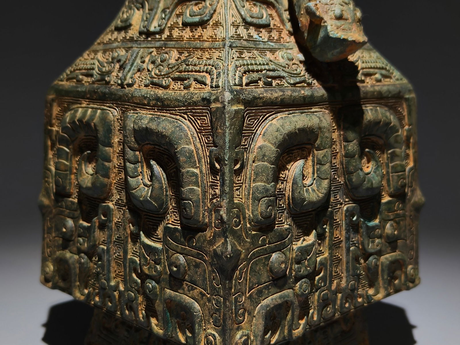 An Archaic Bronze Beast-Face Pattern Ewer - 4