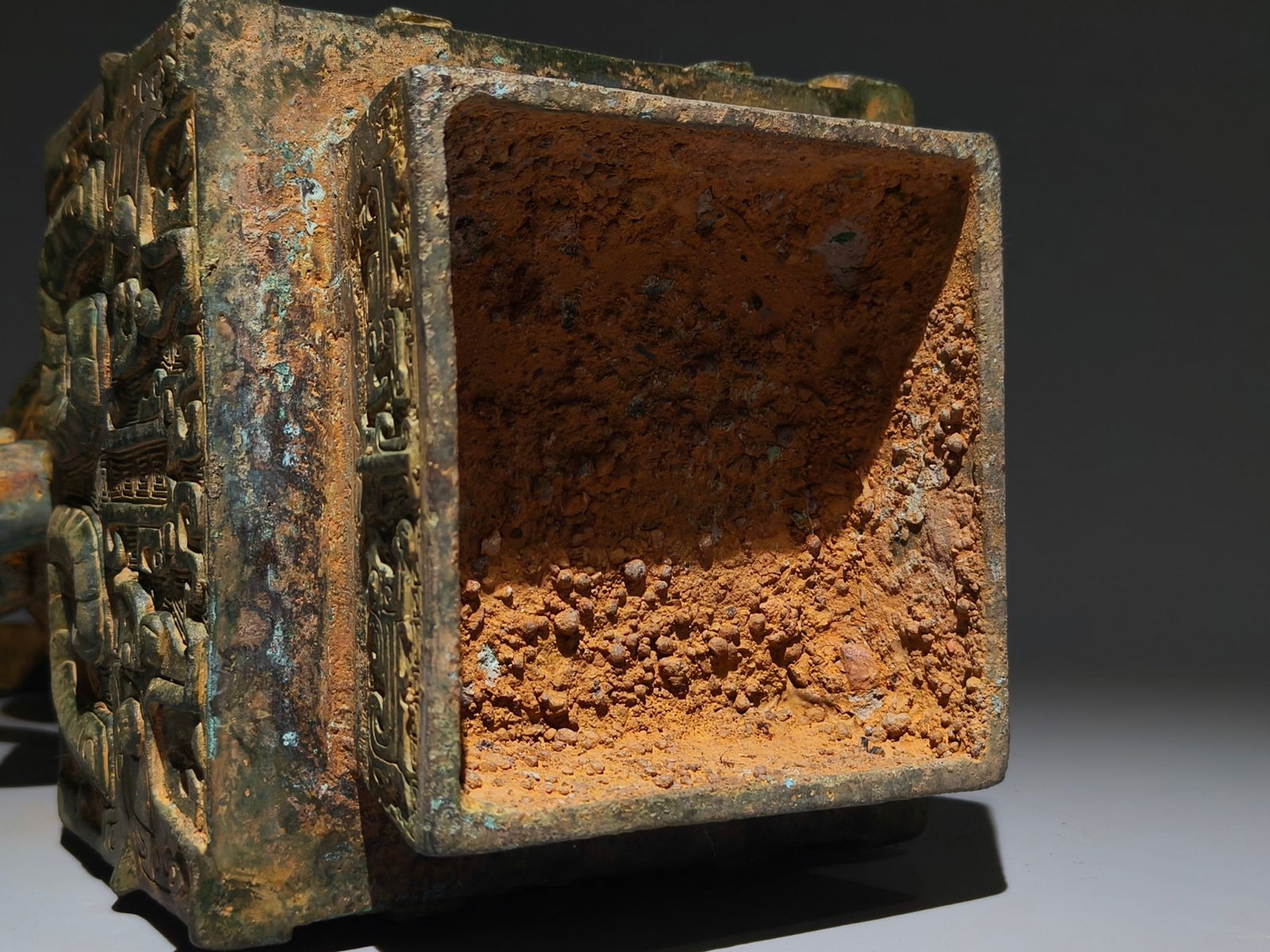 An Archaic Bronze Beast-Face Pattern Ewer - 9