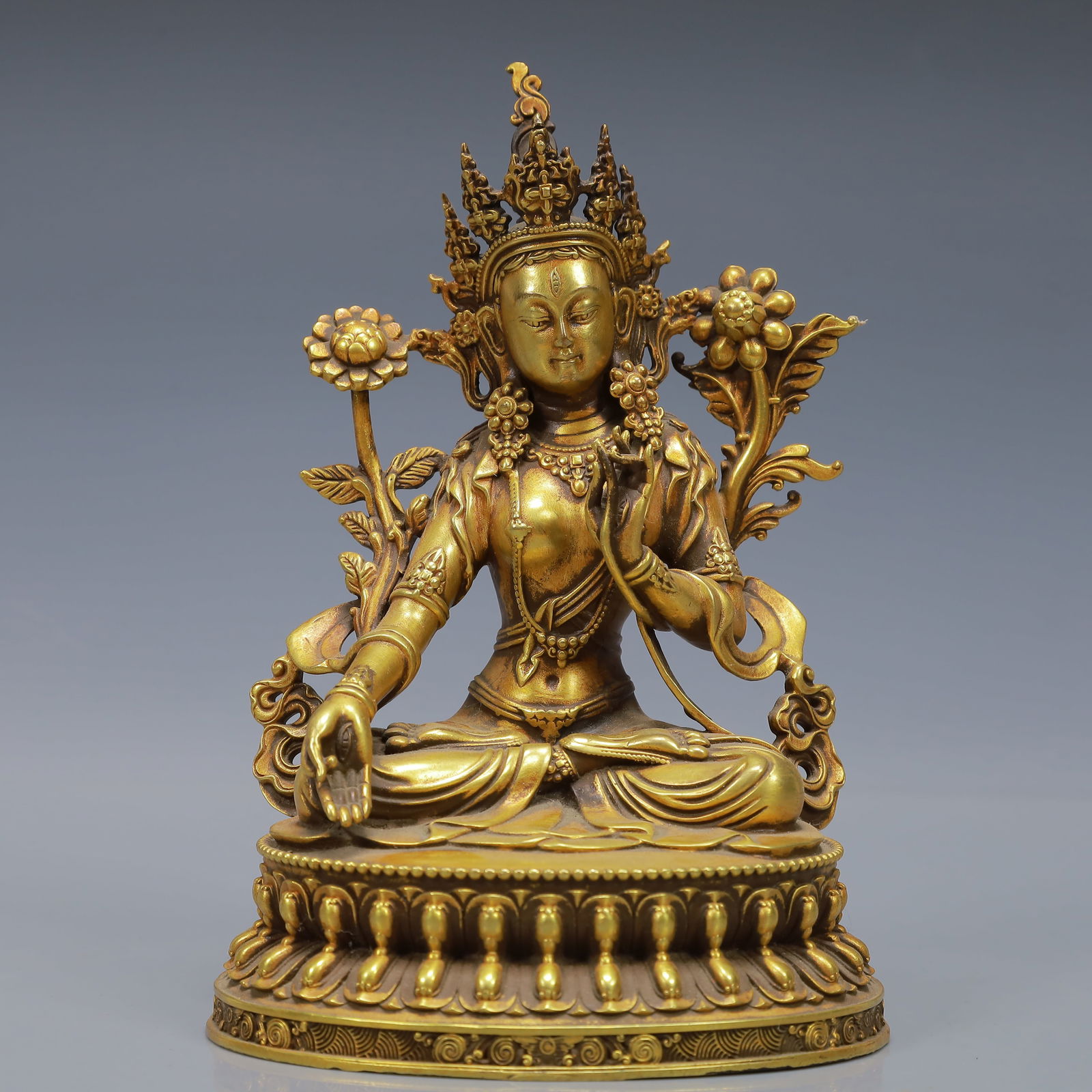 An Exquisite Gilt Bronze Statue of Tara: An Exquisite Gilt Bronze Statue of Tara,Qing Dynasty, China,Size:4.3inx3.3inx6.3in,Weight:1150g 铜鎏金度母像,中国清代