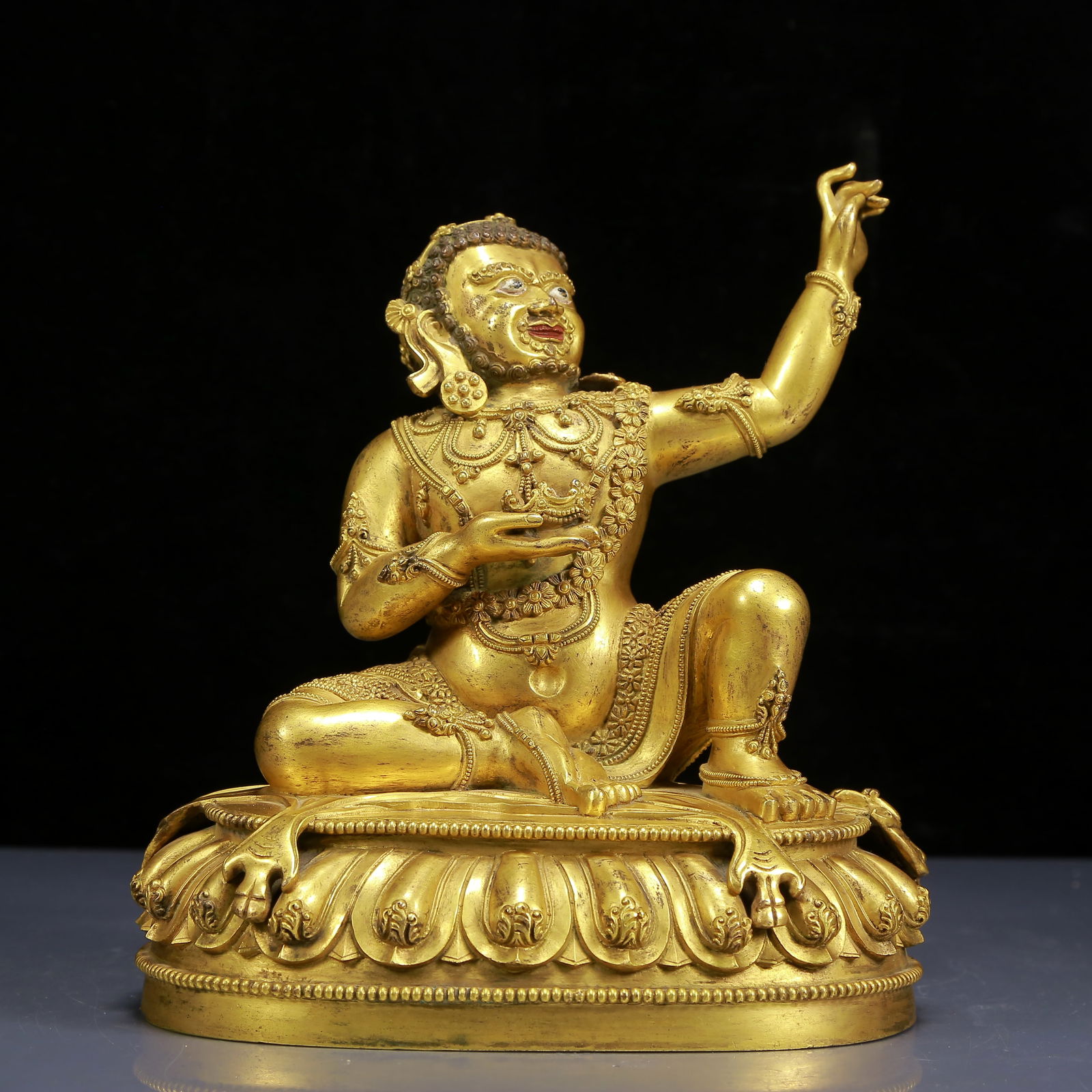 A Solemn Gilt Bronze Buddha Statue: A Solemn Gilt Bronze Buddha Statue,Ming Dynasty,China,Size:7.5inx5.1inx8.7in,Weight:4170g 铜鎏金佛像，明代