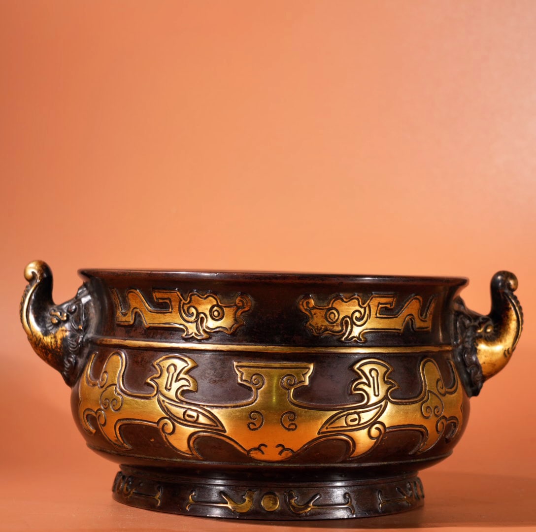 An Exquisite Gilt Bronze Dragon Pattern Elephant-Ears Censer: An Exquisite Gilt Bronze Dragon Pattern Elephant-Ears Censer,Qing Dynasty, China,With Mark,Size:3.7inx6in,Weight:2325g 