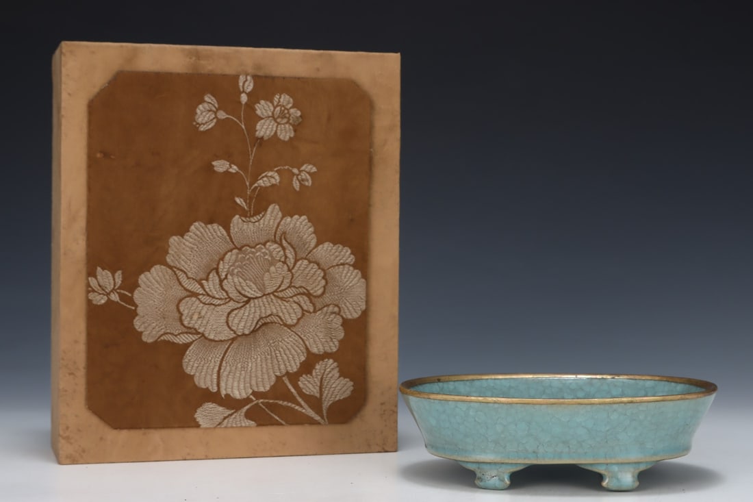 An Exquisite Ru yao Cover with Gold Four Legs Basin,With an Imperial Poem by Emperor Qianlong: An Exquisite Ru yao Cover with Gold Four Legs Basin,With an Imperial Poem by Emperor Qianlong,Song Dynasty, China,Size:2inx6.8in 汝窑金口四足盆,带ߙ