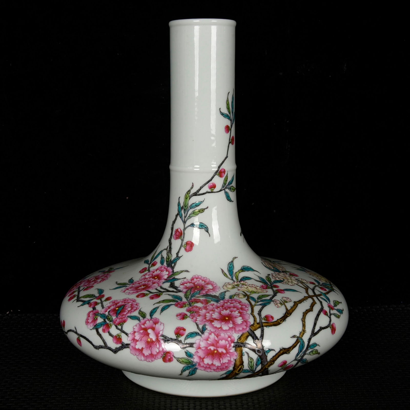 An Exquisite Enamel Painted Gold Flower and Butterfly Pattern Vase: An Exquisite Enamel Painted Gold Flower and Butterfly Pattern Vase,Qing Dynasty, China,Yongzheng Four-character Mark,Size:10.6inx8.7in 珐琅彩描金花卉蝴&