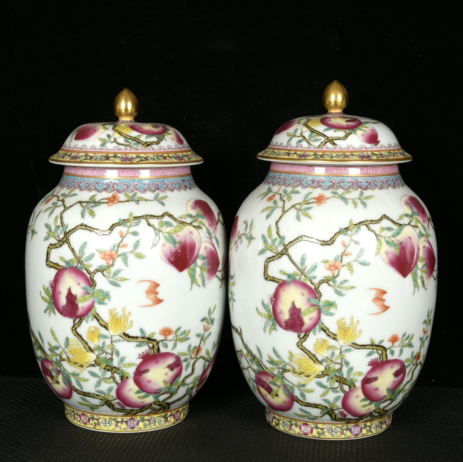 A Pair of Exquisite Enamel Painted Gold Bats and Peach Pattern Cover Jars: A Pair of Exquisite Enamel Painted Gold Bats and Peach Pattern Cover Jars,Qing Dynasty, China,Yongzheng Six-character Mark,Size:11inx6.7in 一对珐琅彩描金ķ