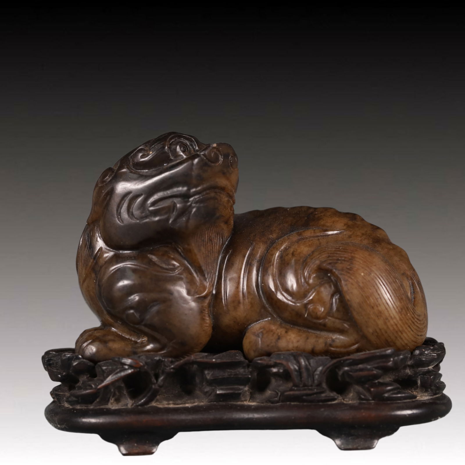 A Precious Gaogu Jade Auspicious Beast Ornament: A Precious Gaogu Jade Auspicious Beast Ornament,Qing Dynasty, China,Size:3.5inx2inx2.8in Weight:287.1g 高古玉瑞兽摆件,中国清代