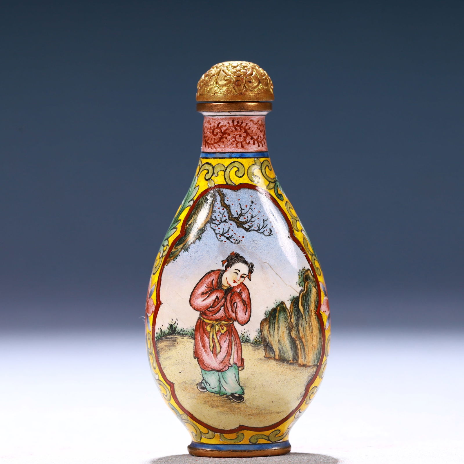 An Exquisite Painted Enamel Figure Pattern Snuff Bottle: An Exquisite Painted Enamel Figure Pattern Snuff Bottle,Qing Dynasty, China,Qianlong Four-character Mark,Size:1.4inx0.6inx3in,Weight:52g 画珐琅人物纹鼻烟