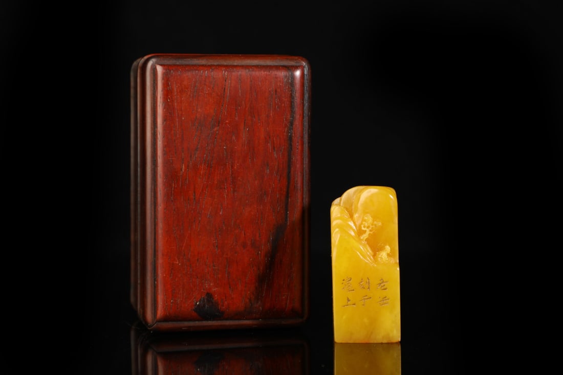 An Exquisite Tianhuang Stone Landscape and Figure Pattern Seal: An Exquisite Tianhuang Stone Landscape and Figure Pattern Seal,Qing Dynasty, China,Size:2inx0.8in,Weight:59g 田黄石山水人物纹印章,中&#