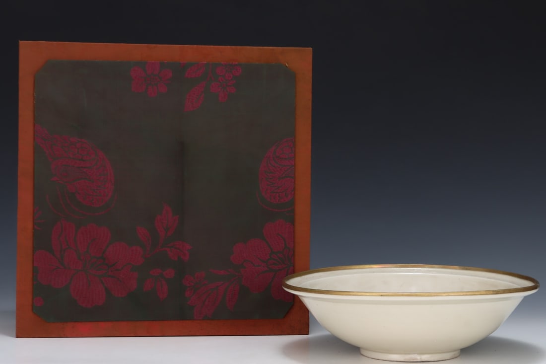 An Exquisite Ding yao Cover with Gold Flower Pattern Plate: An Exquisite Ding yao Cover with Gold Flower Pattern Plate,Song Dynasty, China,Size:3.4inx11.3in 定窑金口花卉纹盘,中国宋代