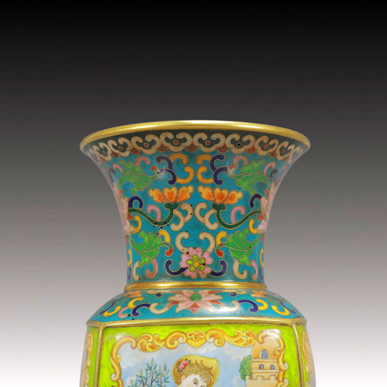 An Exquisite Painted Enamel Figure Pattern Vase - 2