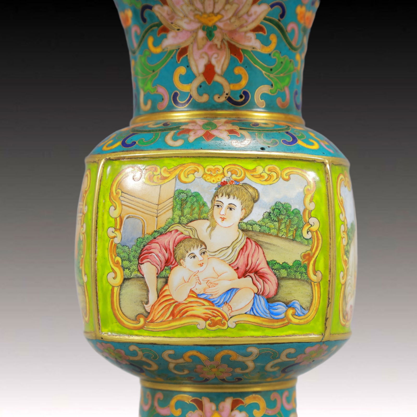 An Exquisite Painted Enamel Figure Pattern Vase - 6