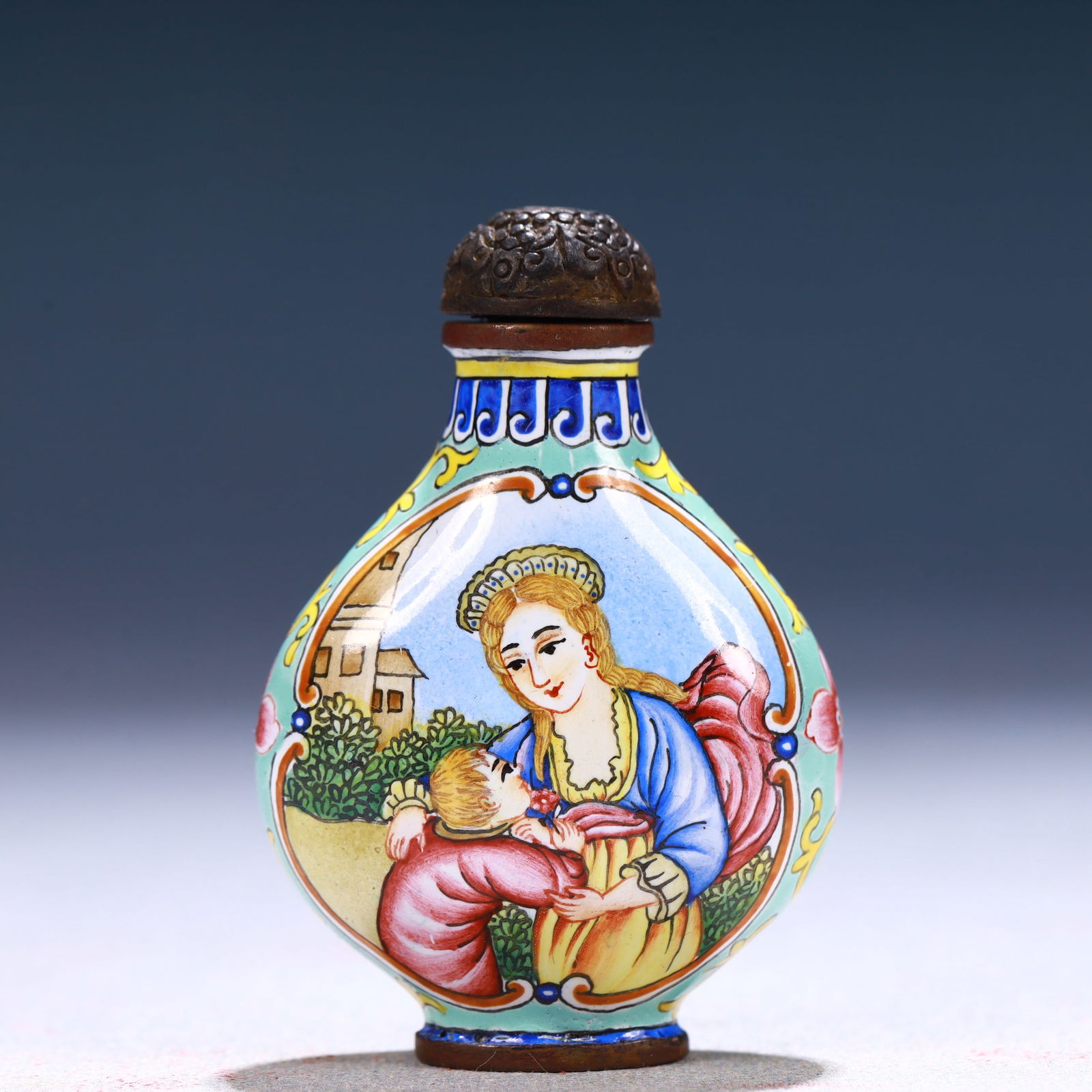 An Exquisite Painted Enamel Figure Pattern Snuff Bottle: An Exquisite Painted Enamel Figure Pattern Snuff Bottle,Qing Dynasty, China,Qianlong Four-character Mark,Size:1.6inx0.6inx2.4in,Weight:44g 画珐琅人物纹鼻Ġ
