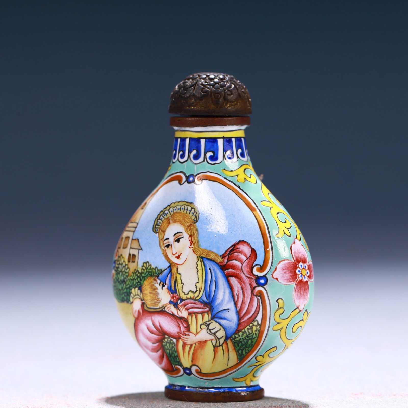 An Exquisite Painted Enamel Figure Pattern Snuff Bottle - 2
