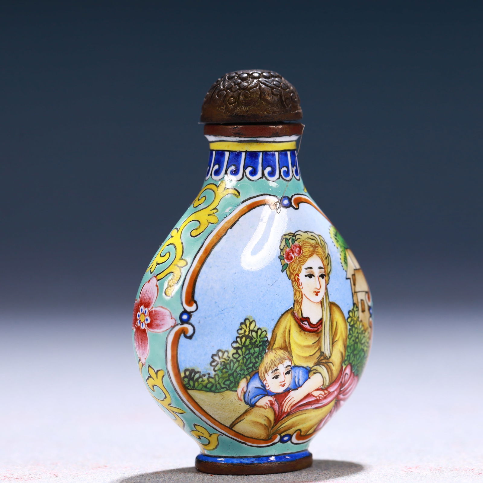 An Exquisite Painted Enamel Figure Pattern Snuff Bottle - 3
