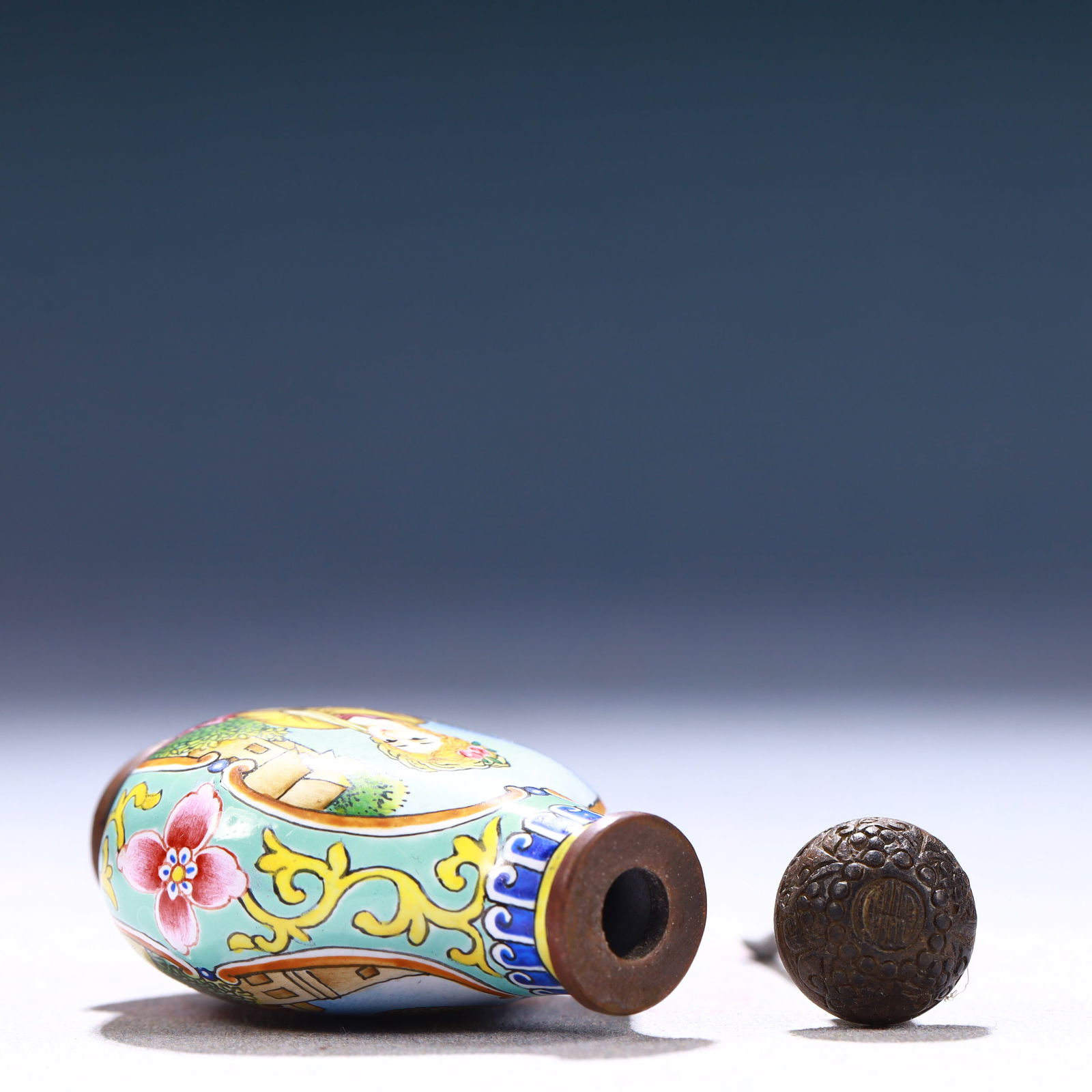 An Exquisite Painted Enamel Figure Pattern Snuff Bottle - 5